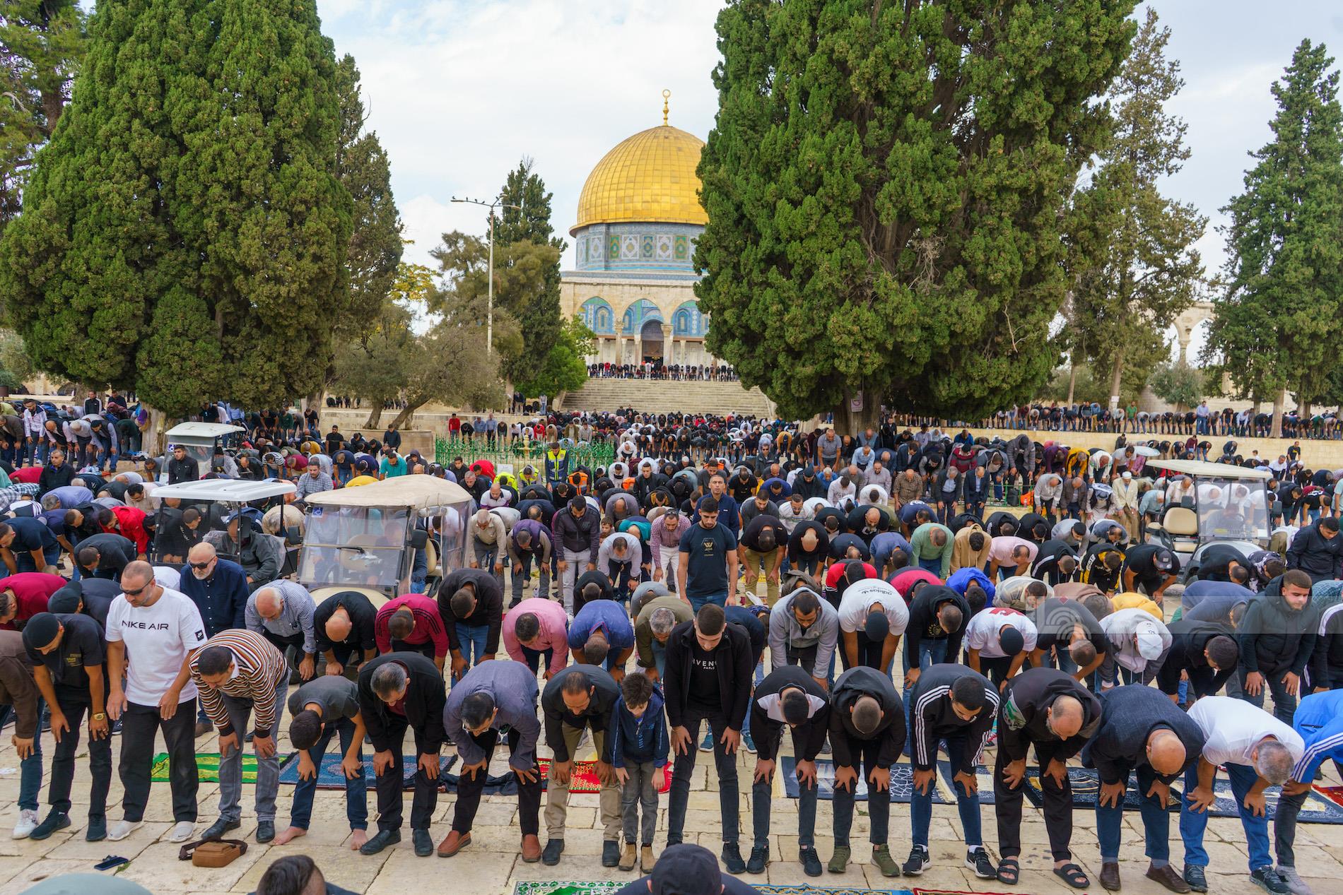 عشرات الآلاف المصلين يؤدون صلاة الجمعة في الأقصى